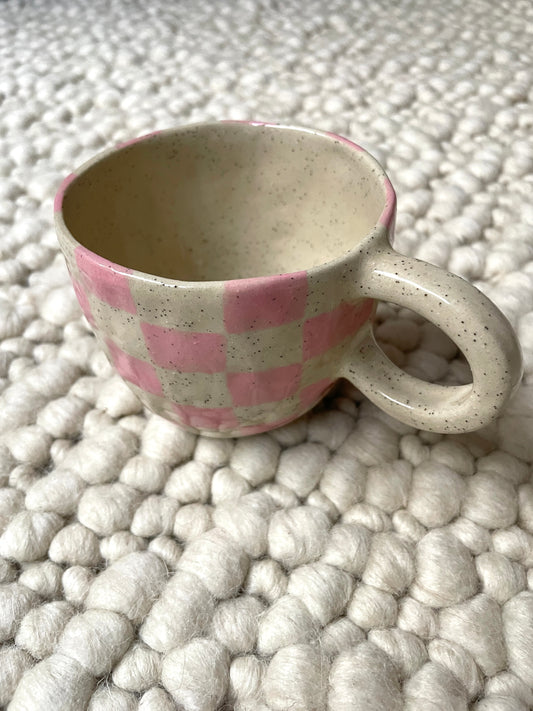 Pink checkered mug 🩷